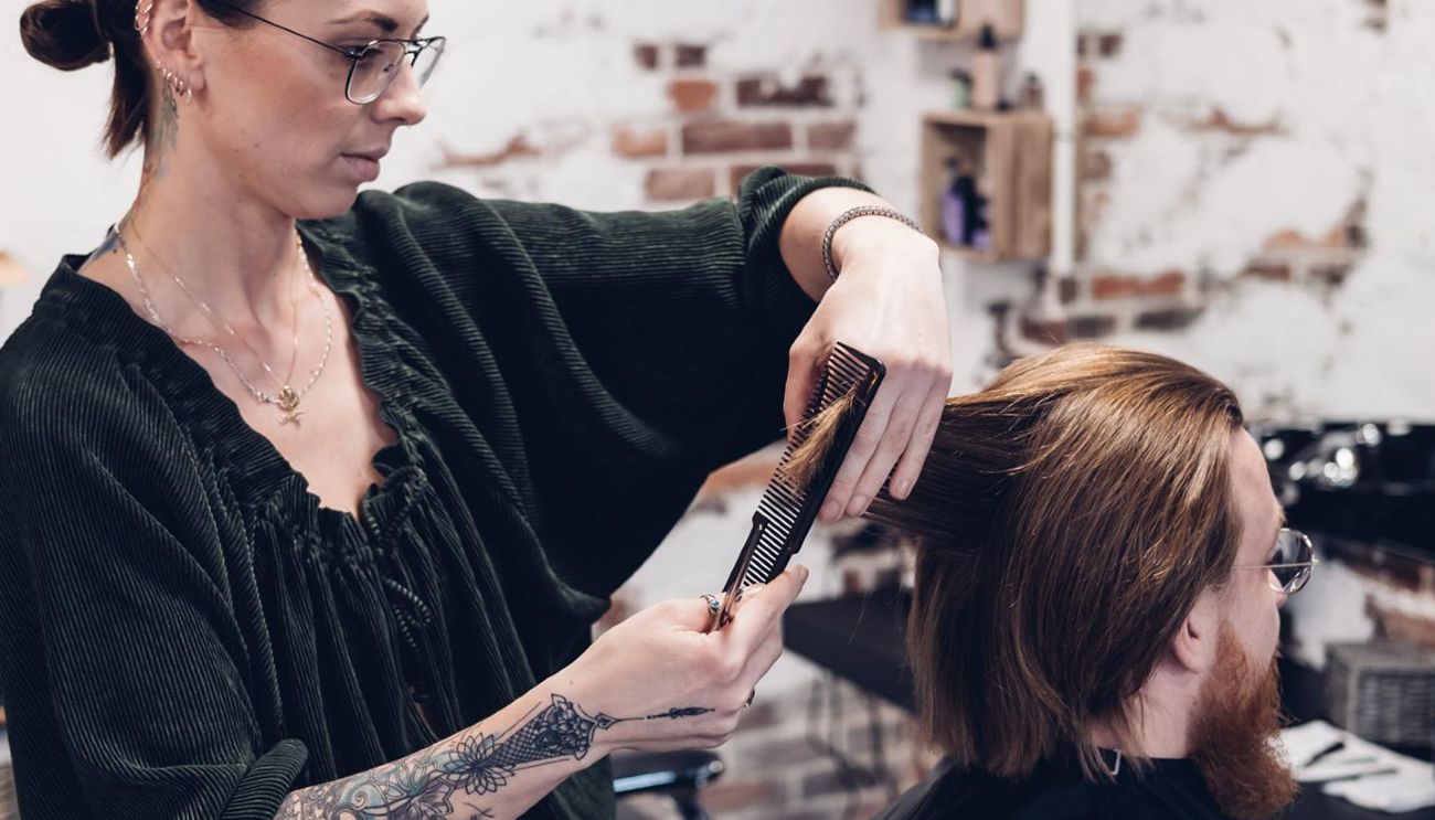 &copy; MWIKE NRW/Holger L&uuml;ckerath | The founder styling a man's hair
