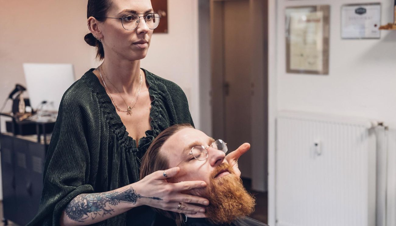  | Ronja Neugebauer with a customer
