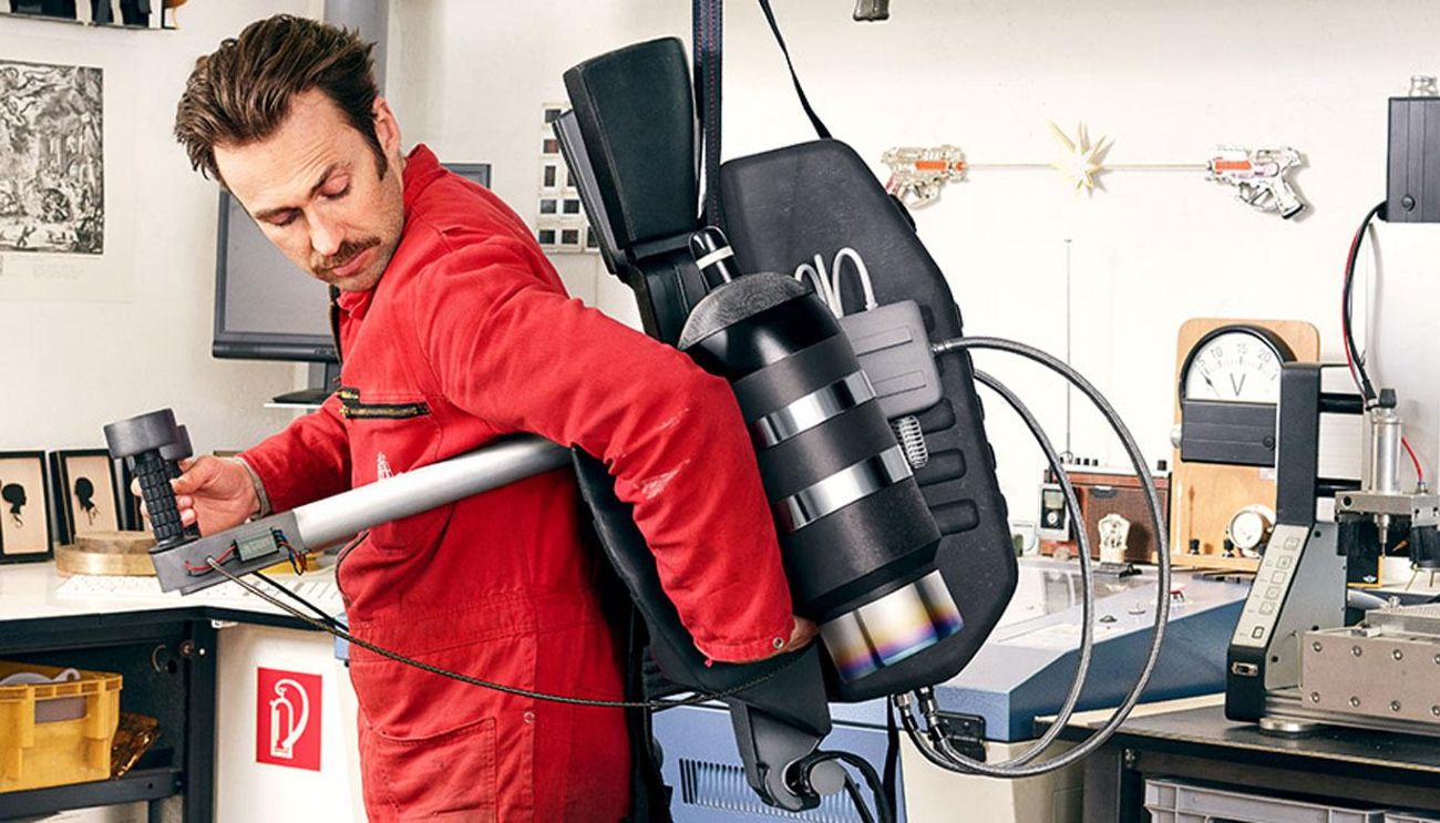 Ein Mann mit einer roten Jacke probiert einen Jetpack aus.